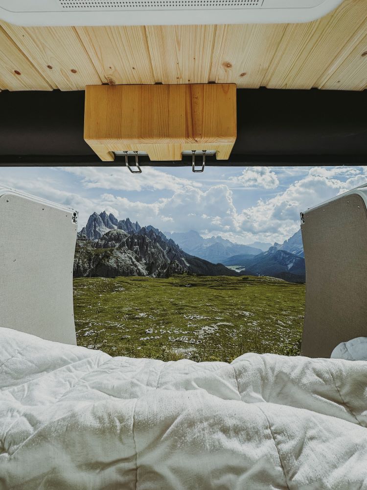 vistas dentro de una camper en dolomitas